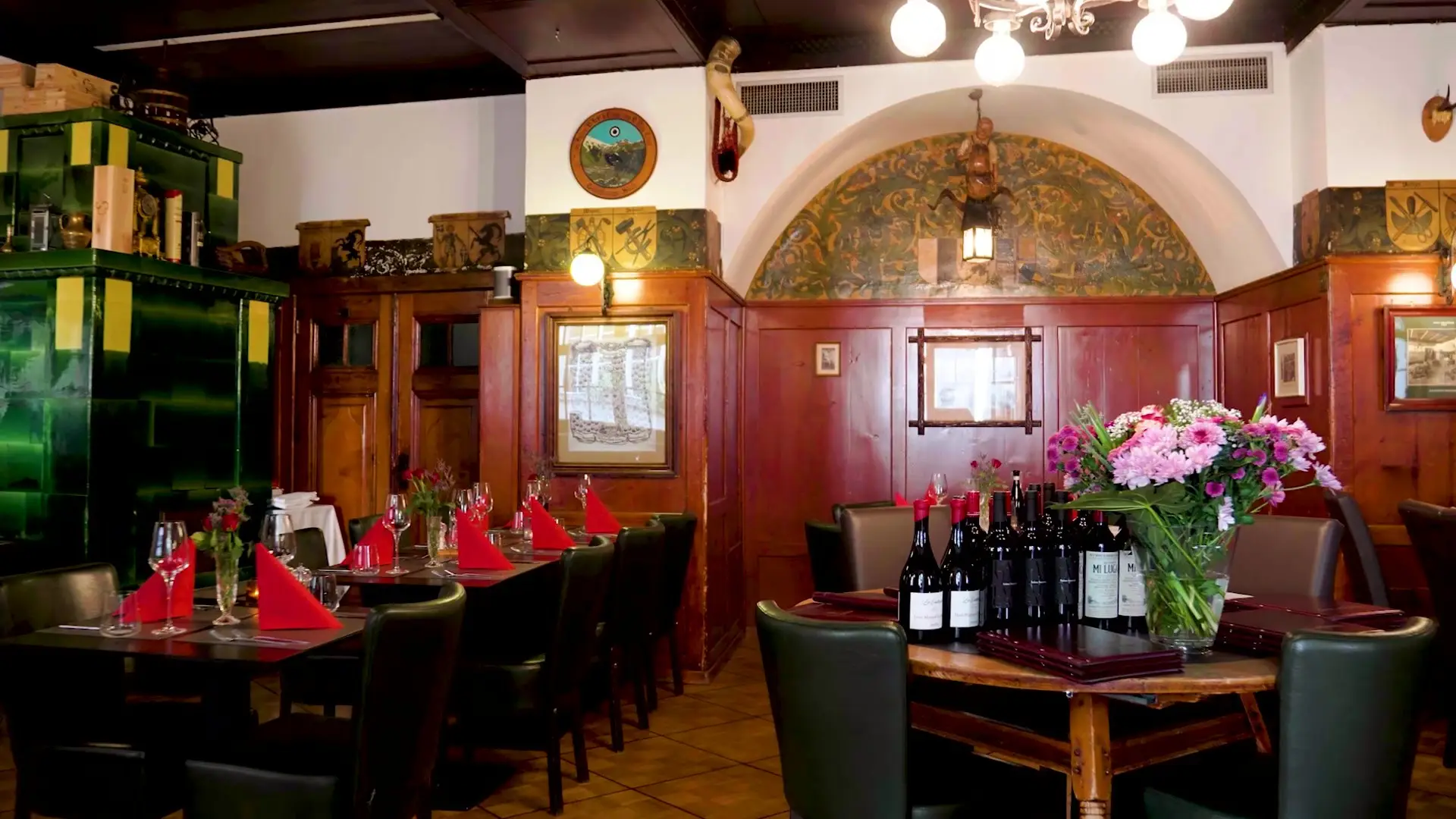 Die Gaststube des Restaurants Drei Könige mit gedeckten Tischen