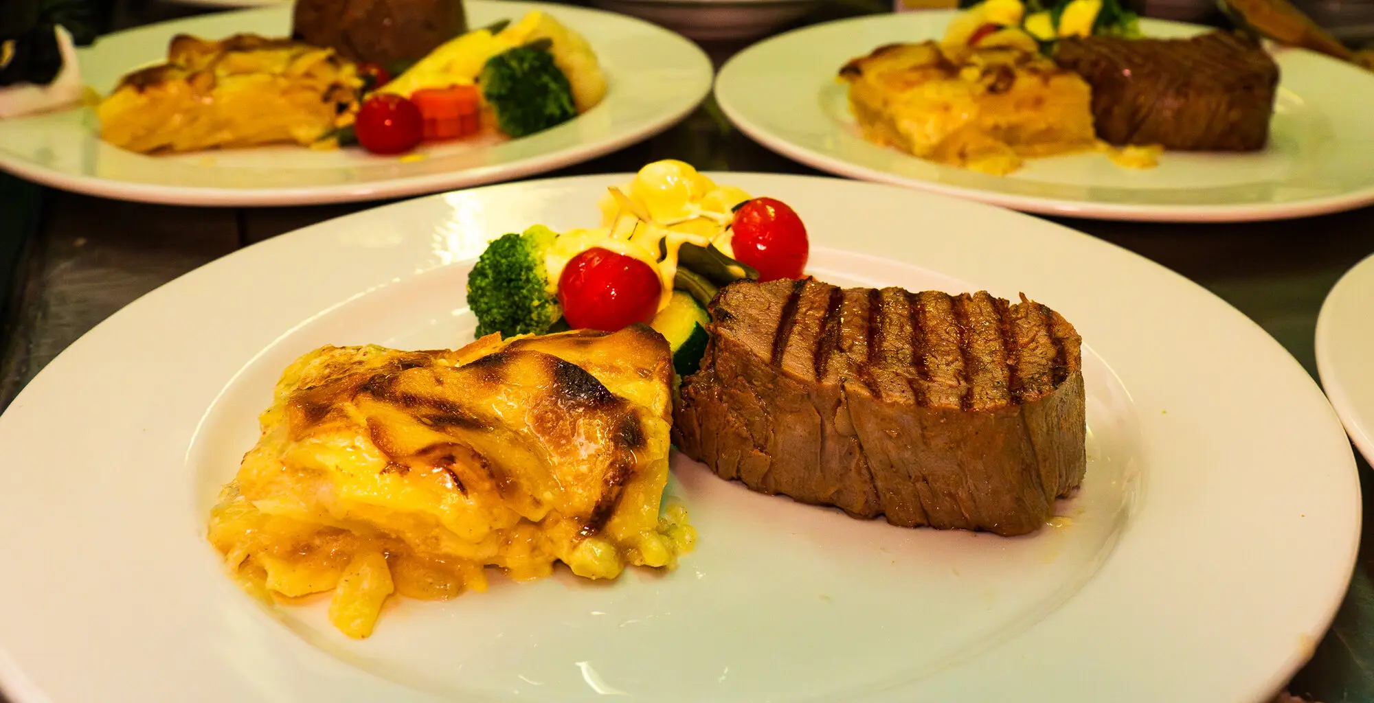 Rindsfilet mit Kartoffelgratin und Gemüse, frisch angerichtet