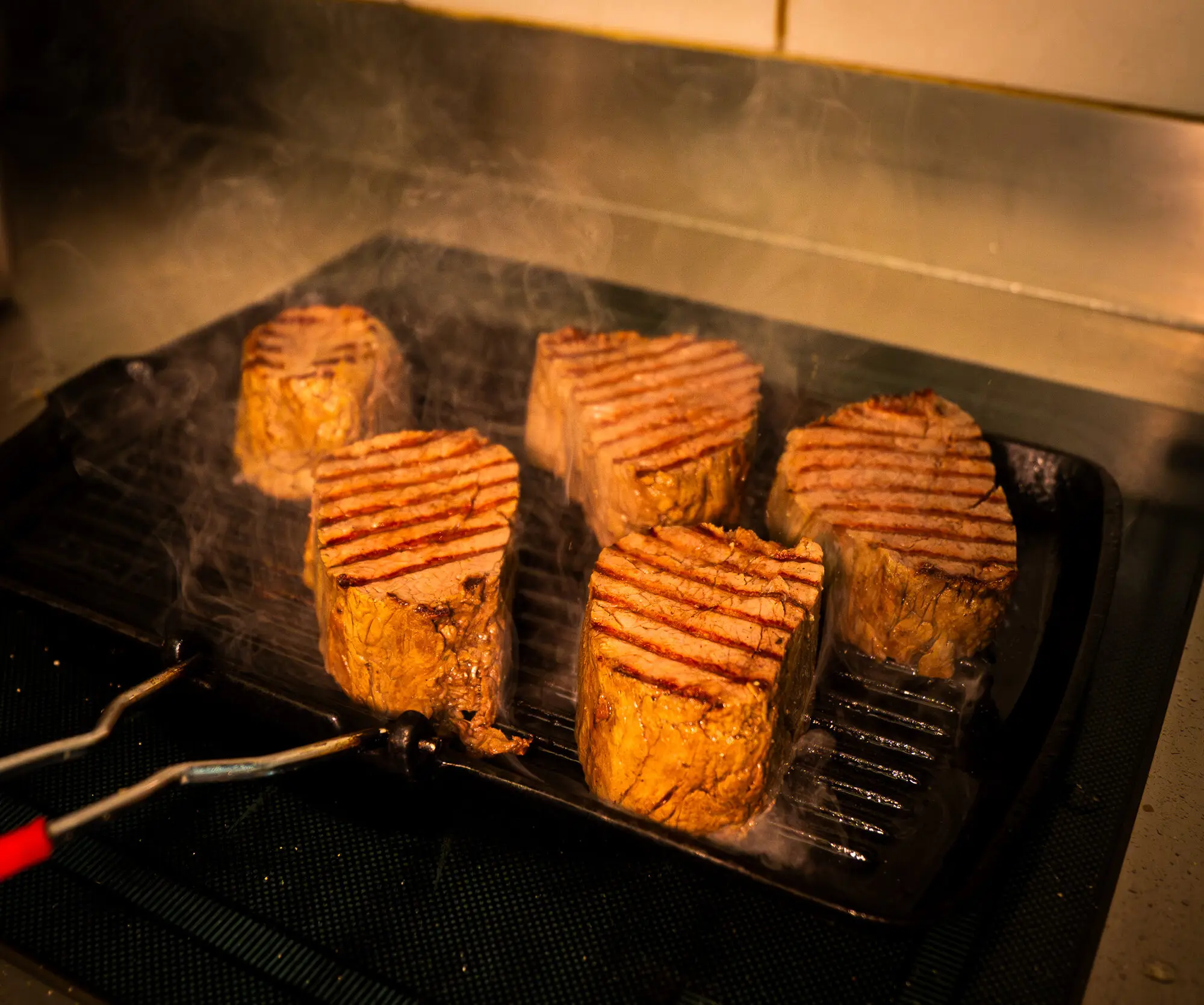 Rindsfilets auf dem Grill in der Küche des Drei Könige
