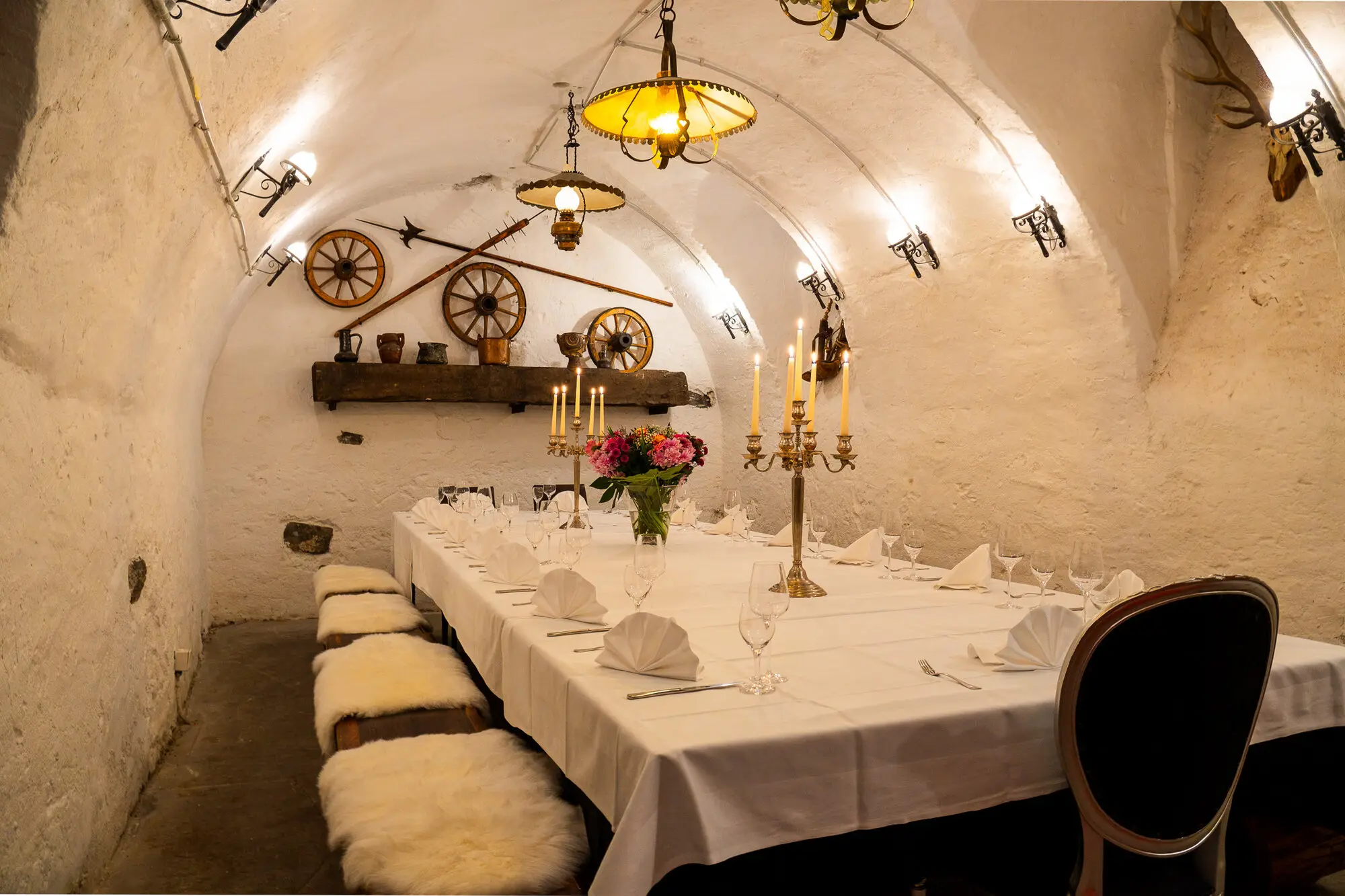 Rittersaal mit der langen Rittertafel im Gewölbe, Bild 2