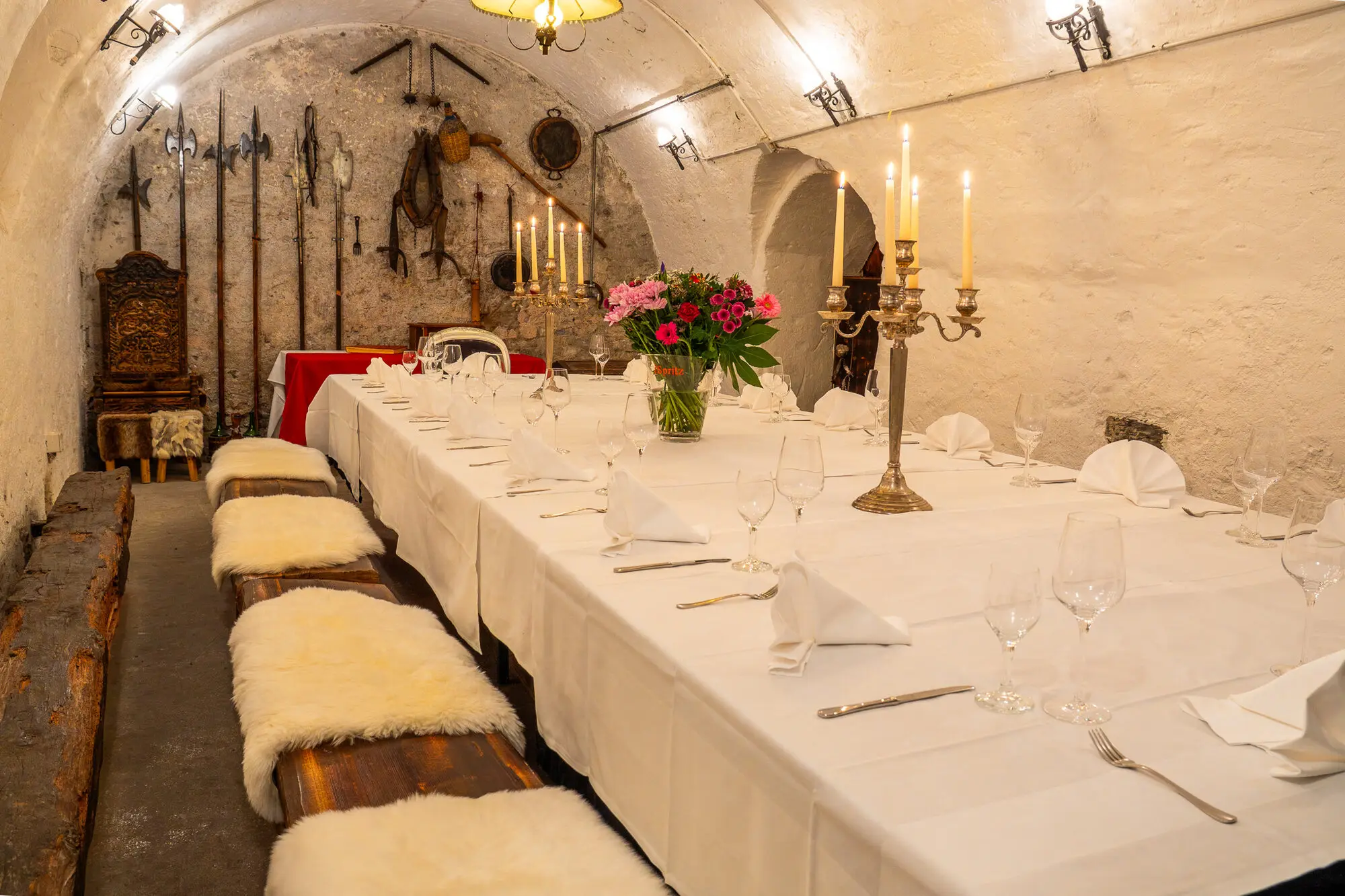 Rittersaal mit der langen Rittertafel im Gewölbe, Bild 4