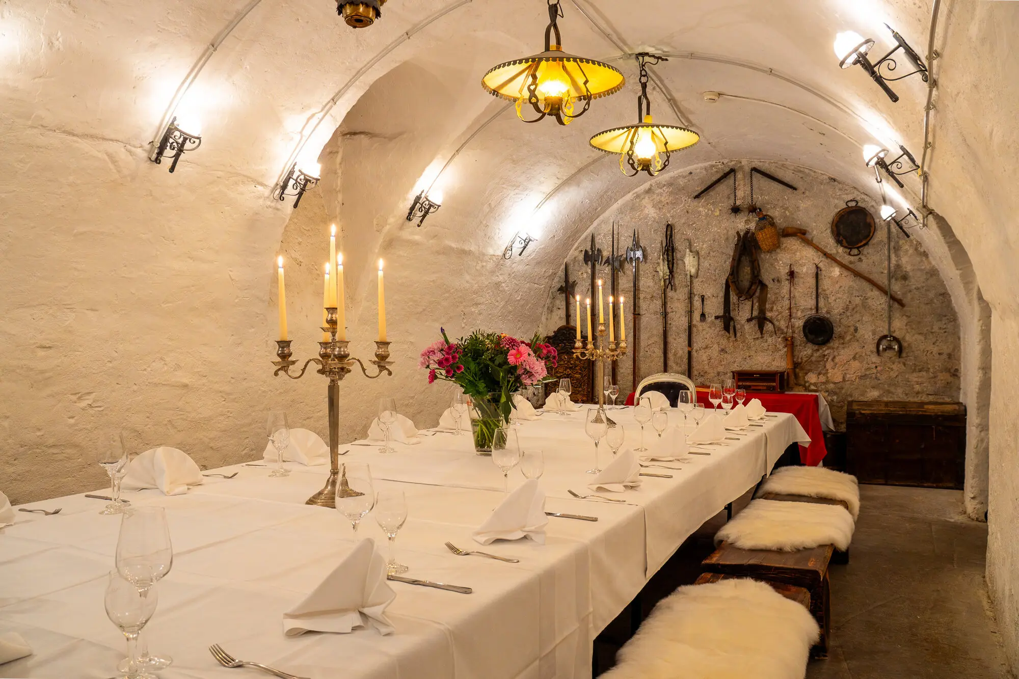 Rittersaal mit der langen Rittertafel im Gewölbe, Bild 3