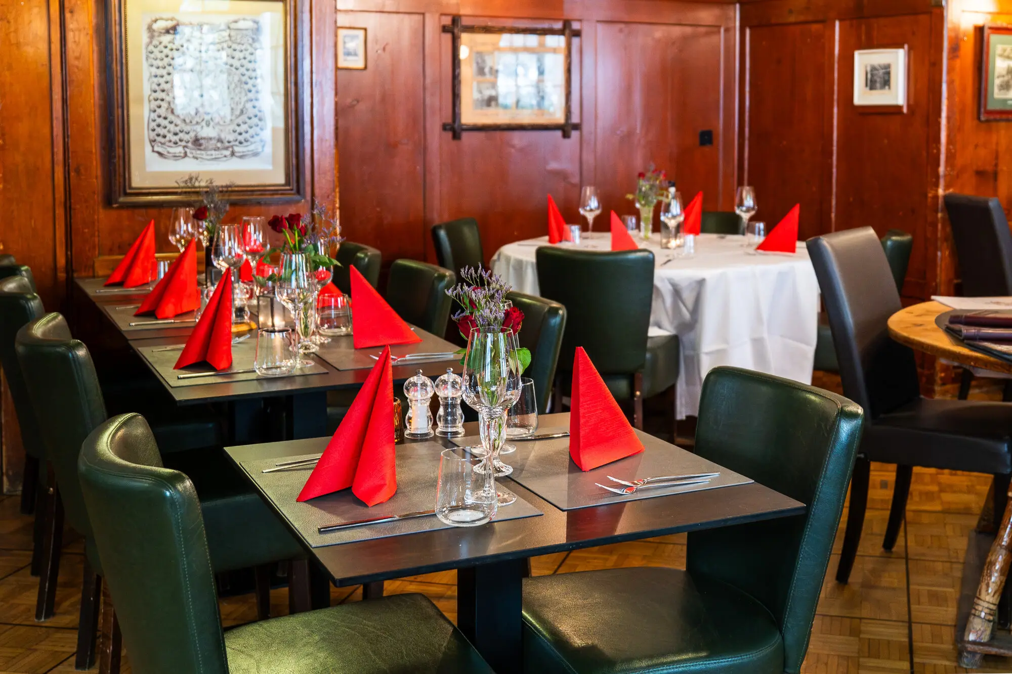 Speisesaal mit Holztäfer und Wandmalereien, Bild 2