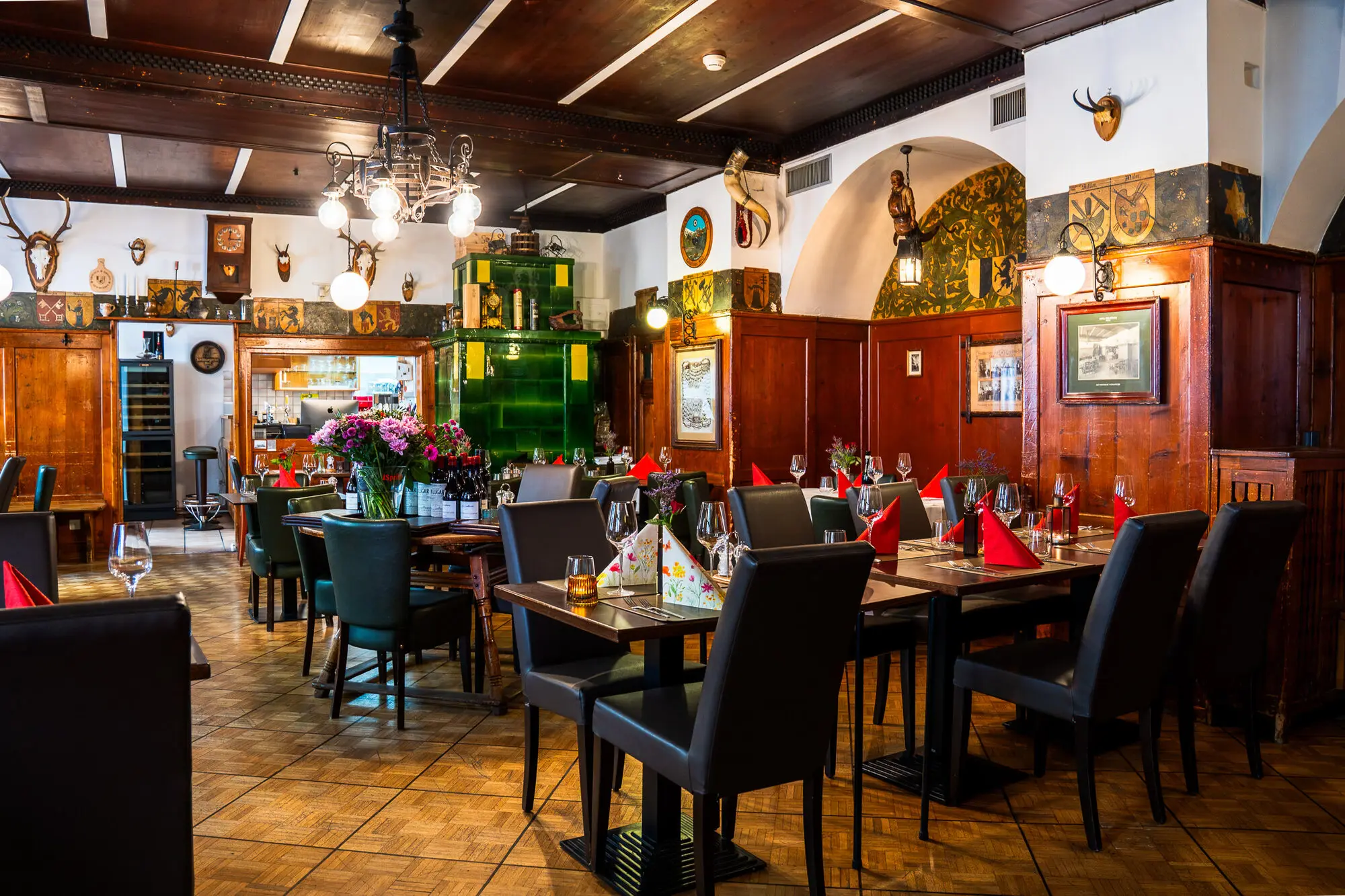 Speisesaal mit Holztäfer und Wandmalereien, Bild 4